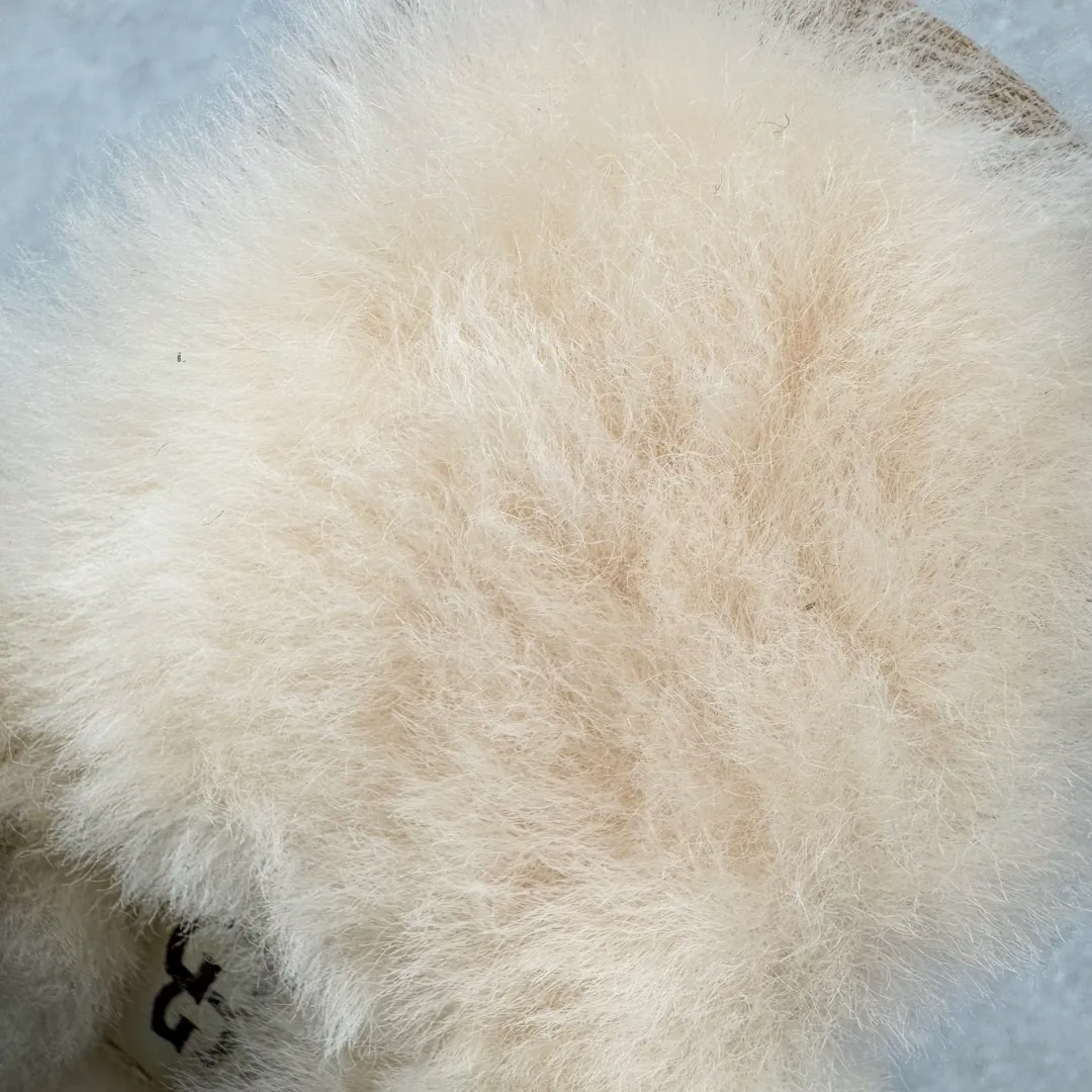 Pick up locally💰440 UGG 2550 Classic autumn and winter sheepskin and fur integrated snow boots. All shoes are made of ZP. Longfeng A-grade Australian imported sheepskin and fur integrated brand OEM production line. Fully follow the ZP process. OEM original pattern maker. Adhering to the principle of no original shoe development and selection. Pay attention to every detail. The most authentic version on the market. TREADLITE "light wing" technology outsole. Lightweight/durable/flexible/pile size: 35 36 37 38 39 40 41 Coding: by2936060